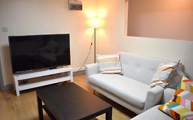 Double Bed Room In Flat Near Birmingham City Centre